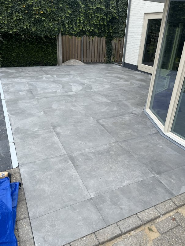 Afgewerkt terras met grootformaat grijze tegels