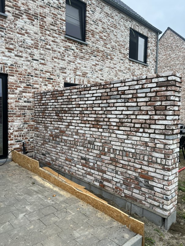 Nieuw gemetselde tussenmuur in passende gevelsteen