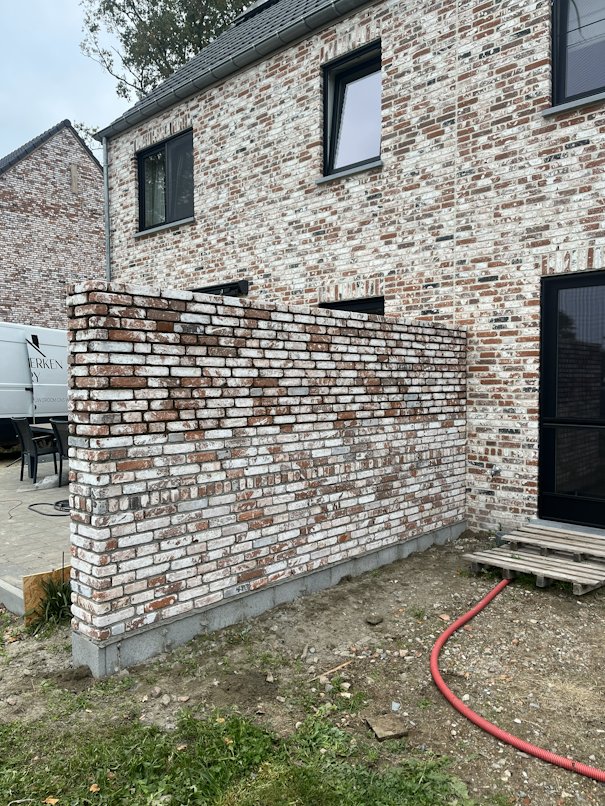 Tussenmuur aansluitend op de bestaande gevel van de woning